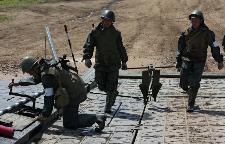 Военнослужащие понтонно-переправочных подразделений 5-й общевойсковой армии на учениях