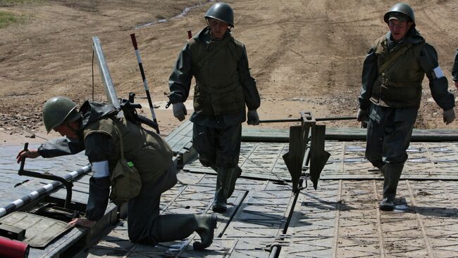 Военнослужащие понтонно-переправочных подразделений 5-й общевойсковой армии на учениях. Архивное фото