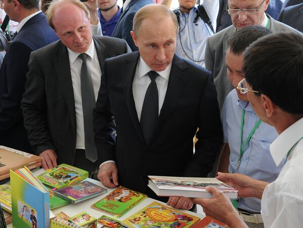 Президент России Владимир Путин и советник президента РФ по культуре Владимир Толстой