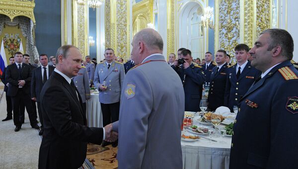 Президент России Владимир Путин поздравляет выпускников высших военных учебных заведений на приёме в Кремле
