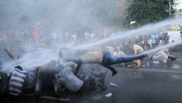 Армянские полицейские используют водометы для разгона демонстрации в Ереване. Архивное фото