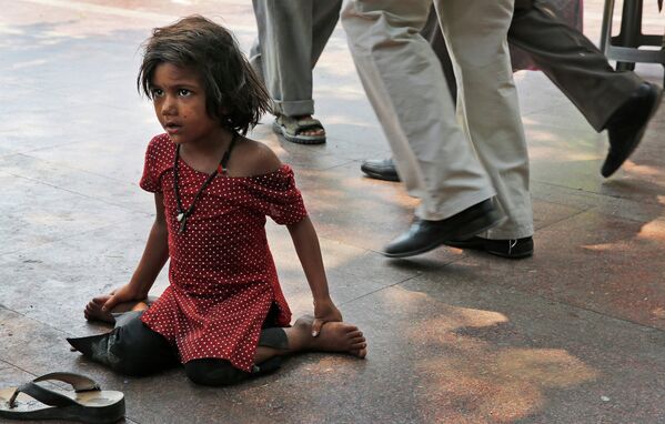 Бездомная девочка на улице в Нью-Дели, Индия