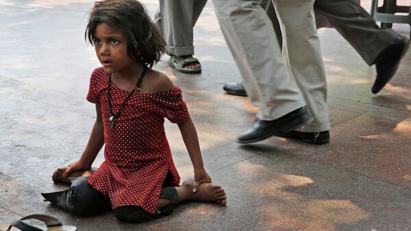 Бездомная девочка на улице в Нью-Дели, Индия. Архивное фото