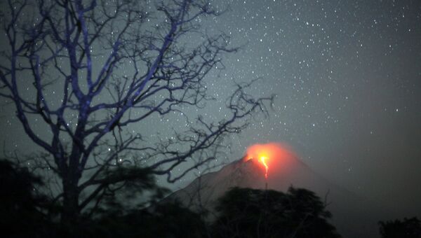Извержение вулкана Синабунг на острове Суматра, Индонезия. Архивное фото