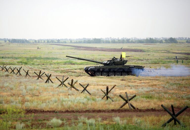 Танк Т-72Б3 на всеармейских соревнованиях по танковому биатлону на полигоне Прудбой под Волгоградом