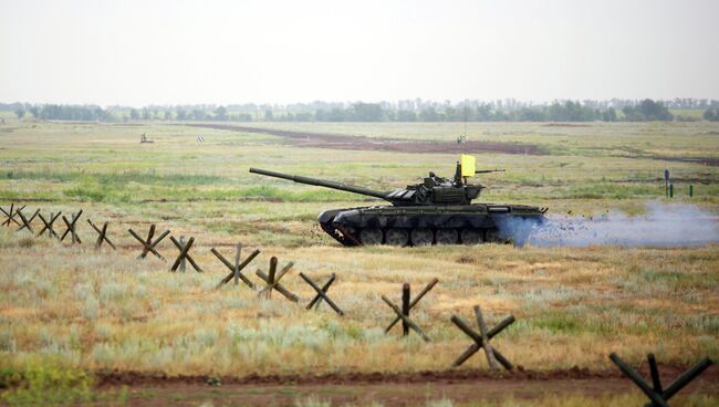 Танк Т-72Б3 на всеармейских соревнованиях по танковому биатлону на полигоне Прудбой под Волгоградом