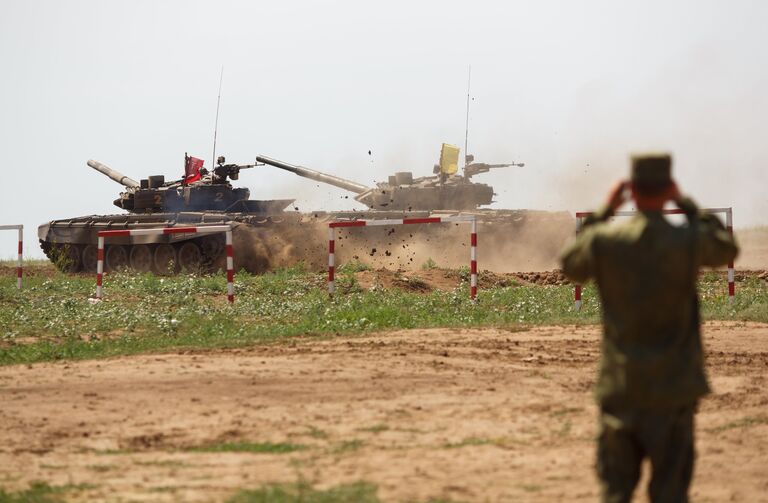 Танки Т-72Б3 на всеармейских соревнованиях по танковому биатлону на полигоне Прудбой под Волгоградом