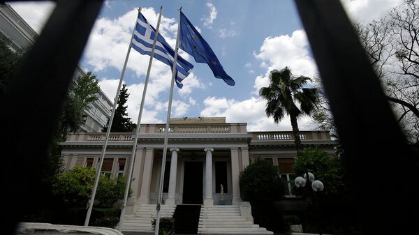 Флаги Греции и Евросоюза у здания министерства в Афинах