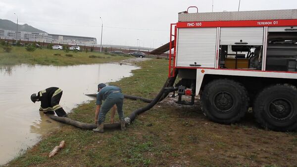 Спасатели с помощью насосных станций откачивали воду с затопленных улиц Сочи