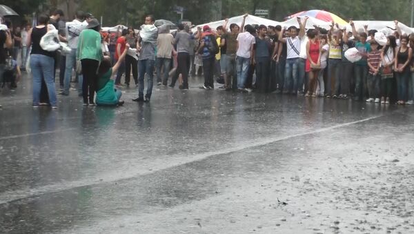 Митингующие против повышения тарифов ереванцы пели и танцевали под дождем