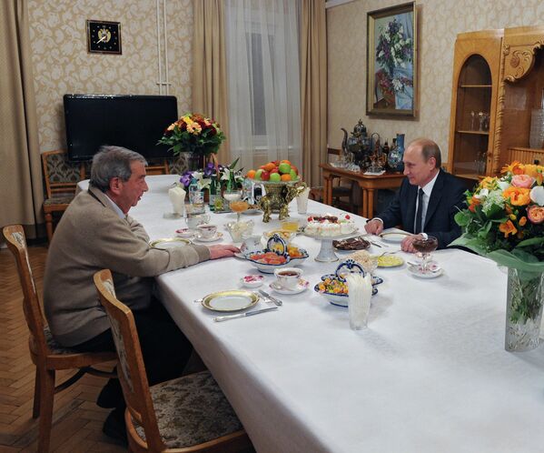 Президент России Владимир Путин поздравляет политика, дипломата, председателя совета директоров ОАО РТИ Евгения Примакова с 85-летием