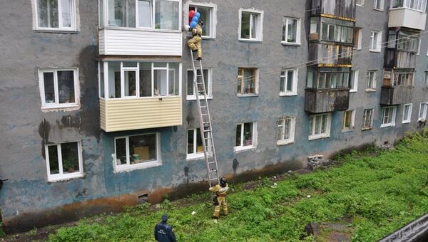 Пожарный поднимается по лестнице, чтобы поздравить семилетнего мальчика-инвалида с днем рождения в Петропавловске-Камчатском