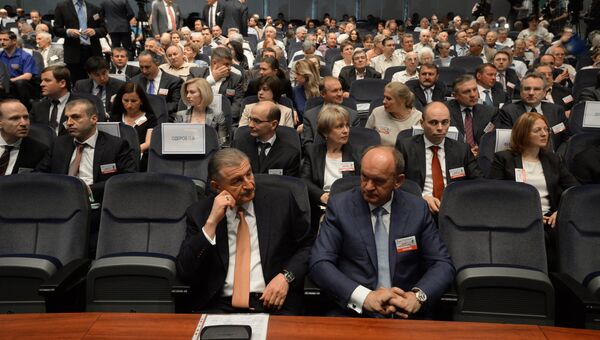 Акционеры ОАО Газпром перед началом годового общего собрания акционеров компании
