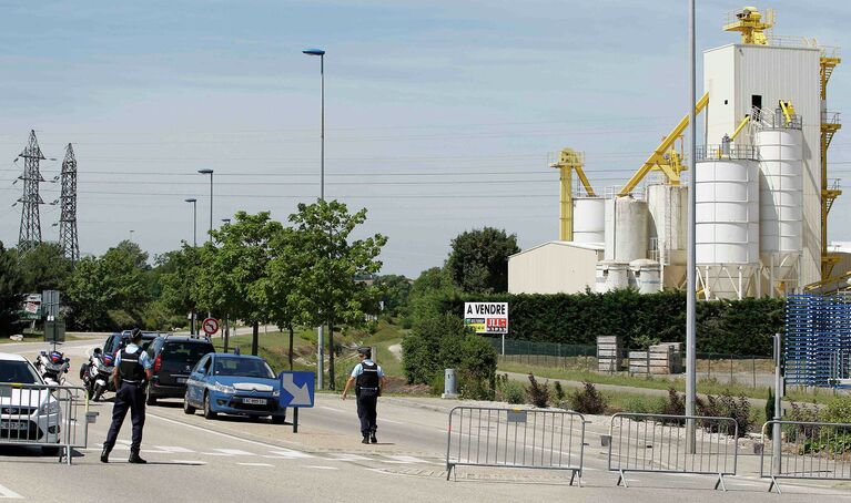 На месте нападения на завод во Франции. 26 июня 2015