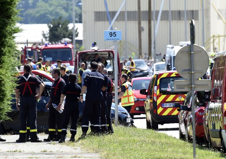 На месте нападения на завод во Франции. 26 июня 2015