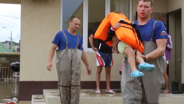 Спасатели в Сочи выносили детей из затопленных домов и увозили на лодках
