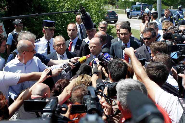 Министр внутренних дел Франции Бернар Казнев на месте нападения на завод во Франции
