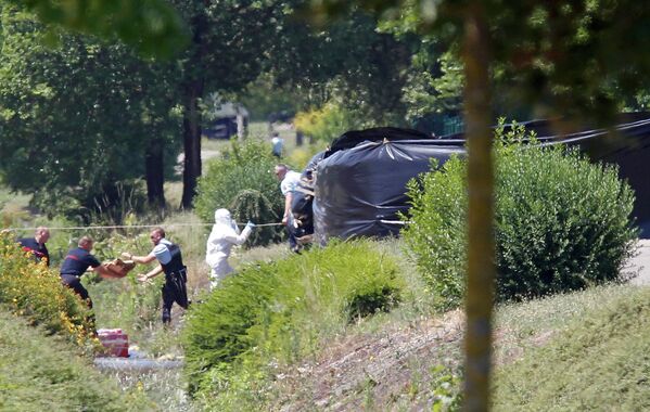 Работа следователей возле места нападения на завод во Франции