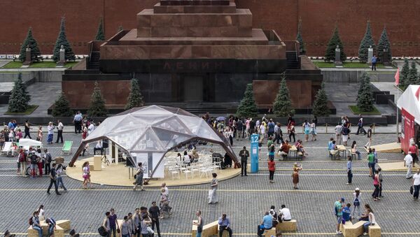 Посетители Московского фестиваля Книги России на Красной площади