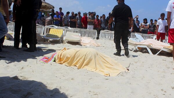 Тела туристов на пляже отеля курорта Эль-Кантауи в Тунисе