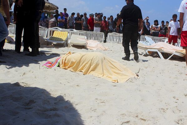 Тела погибших туристов на пляже отеля курорта Эль-Кантауи в Тунисе