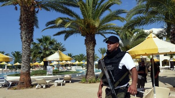 Сотрудник полиции на пляже отеля курорта Эль-Кантауи в Тунисе