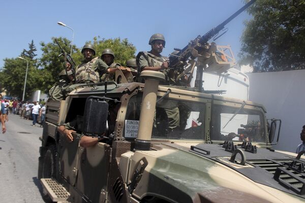 Солдаты армии Туниса прибыли на место стрельбы в городе Сус
