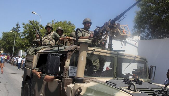 Солдаты армии Туниса прибыли на место стрельбы в городе Сус