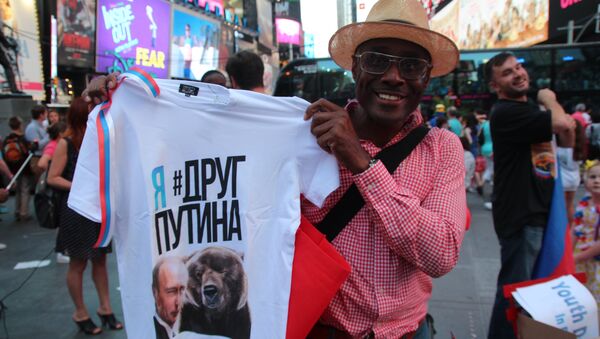 Участник на просветительской акции в Нью-Йорке получил футболку с изображением президента РФ