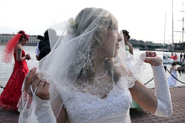 Шоу невеста 1 выпуск. Шоу невест. Невеста в комбинезоне. Четыре свадьбы потеряла кольцо. Шоу невест испанскиегрёзы 2012 фото.