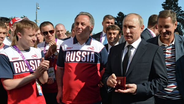 Президент России Владимир Путин (второй справа) во время общения со спортсменами сборной команды России, участвующей в Первых Европейских играх в Баку. Архивное фото