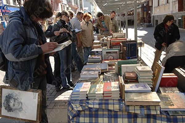 Торговля книгами. Старый Арбат книжный. Книжная Лавка старый Арбат. Рынок на Старом Арбате. Московский книжный фестиваль дом художника.