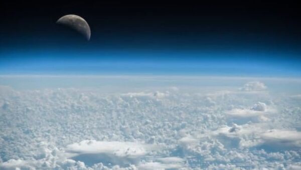 Луна: взгляд с околоземной орбиты