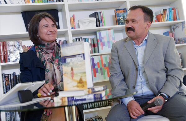 Писатели Анна и Сергей Литвиновы представляют свои книги на Московском фестивале Книги России на Красной площади.