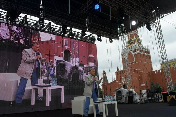 Поэт Андрей Дементьев во время встречи с читателями на Московском фестивале Книги России на Красной площади.