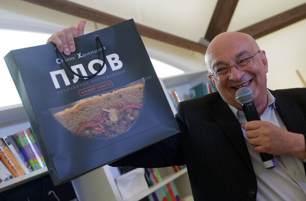 Кулинар, писатель Сталик Ханкишиев представляет свои книги на Московском фестивале Книги России на Красной площади.
