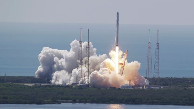 Старт ракеты Falcon 9 с мыса Канаверал, 28 июня 2015
