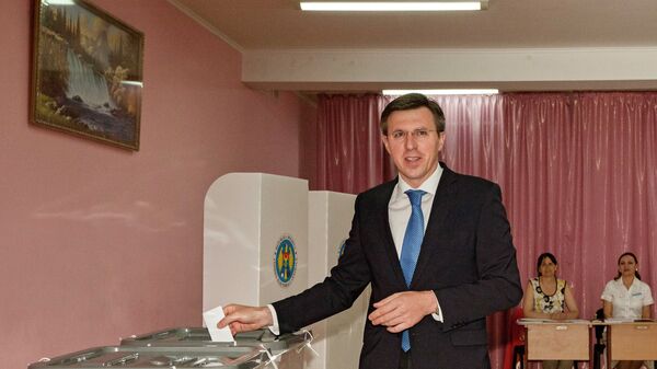 Мэр Кишинева, вице-председатель Либеральной партии Молдавии Дорин Киртоакэ голосует на выборах в Молдавии