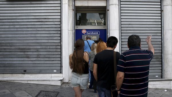 Жители Греции стоят в очереди к банкомату