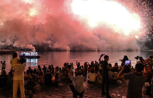 Люди смотрят салют на набережной во время церемонии закрытия I Европейских игр в Баку