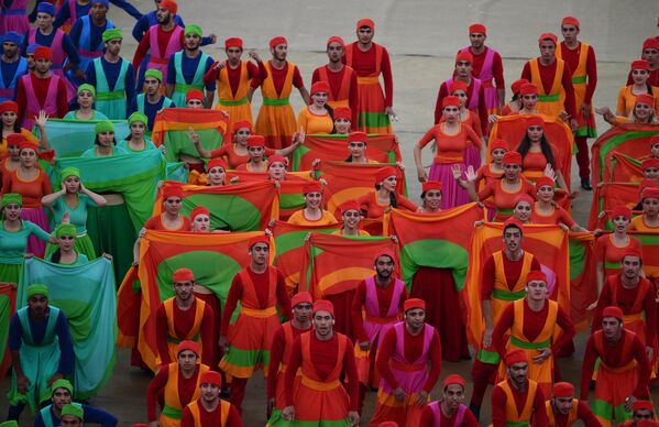 Артисты во время театрализованного представления на церемонии закрытия I Европейских игр в Баку