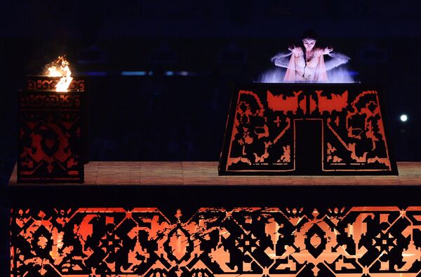 Артистка во время театрализованного представления на церемонии закрытия I Европейских игр в Баку