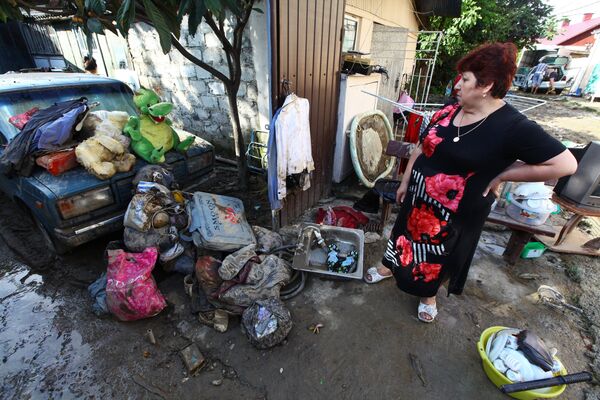 Местные жители в одном из районов, пострадавших от подтопления после ливневых дождей в городе Сочи
