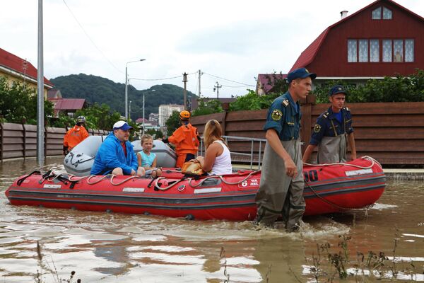 Сотрудники МЧС РФ эвакуируют жителей из района города Сочи, пострадавшего от подтопления после сильных ливневых дождей