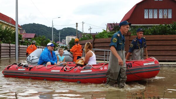 Сотрудники МЧС РФ эвакуируют жителей из района города Сочи, пострадавшего от подтопления после сильных ливневых дождей. Архивное фото