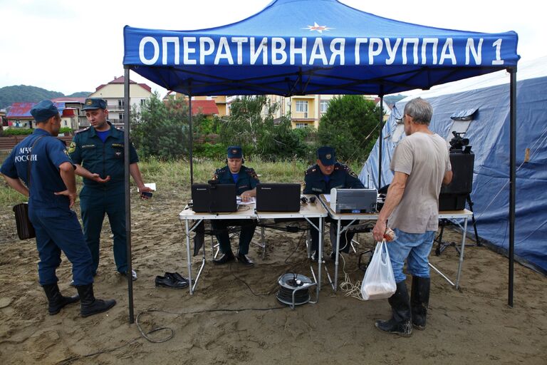 Оперативная группа сотрудников МЧС РФ в городе Сочи для ликвидации последствий чрезвычайной ситуации