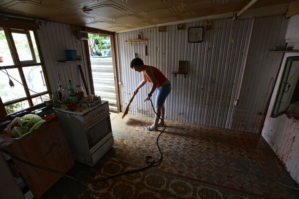 Жительница Сочи убирается в доме после подтопления из-за сильных ливневых дождей
