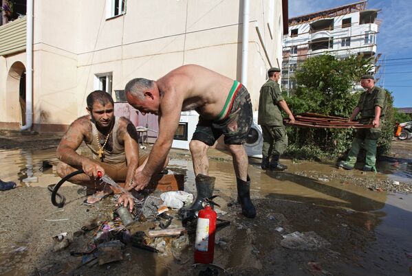 Местные жители убирают мусор после ливневых дождей в городе Сочи