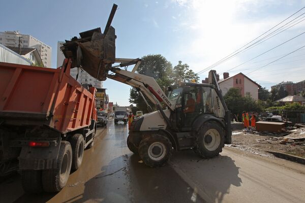 Рабочие убирают мусор после ливневых дождей в городе Сочи