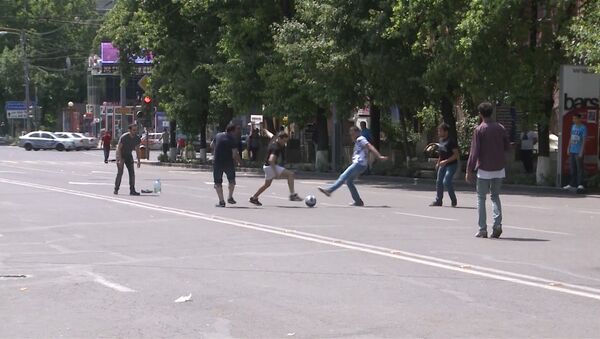 Протестующие в центре Еревана играли в футбол на проезжей части